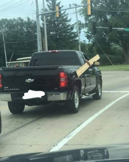 Cara kocak orang bawa barang menggunakan kendaraan ini bikin geleng-geleng kepala